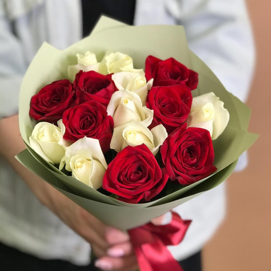 Розы Букет из красных и белых роз 15 шт. (50 см)
